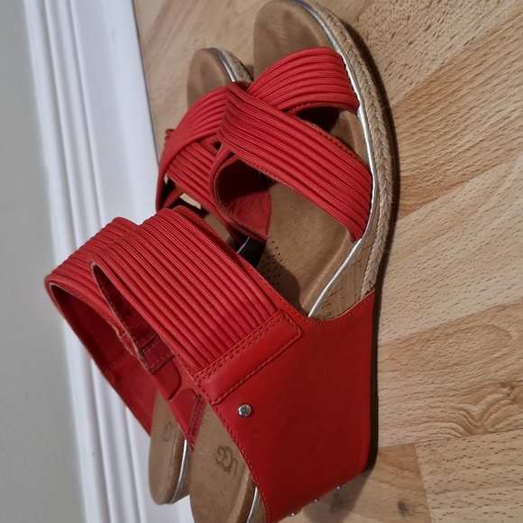 Womens UGG red leather sandals with leather insoles - Picture 4 of 8